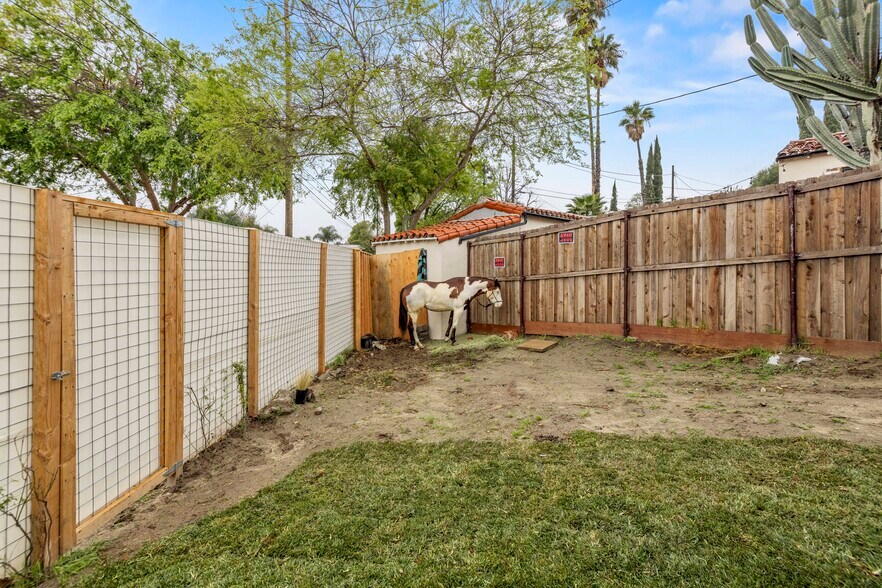 Building Photo - 1221 S Chavez St