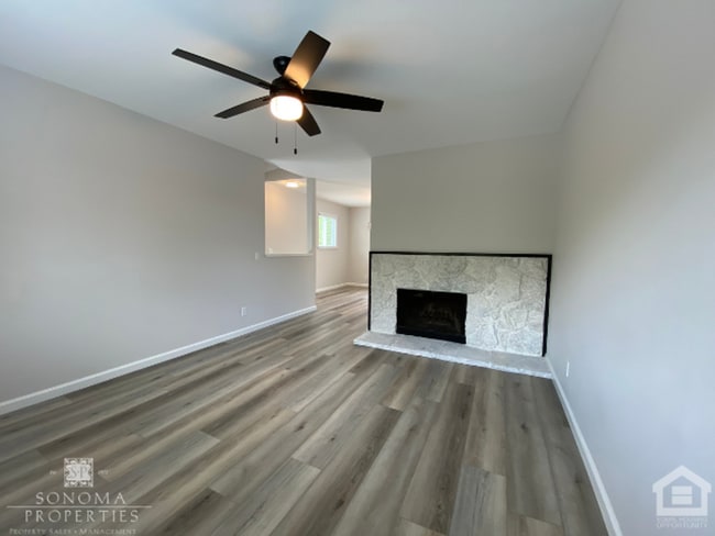 Building Photo - 2BD/2BA Upstairs Duplex with Garage