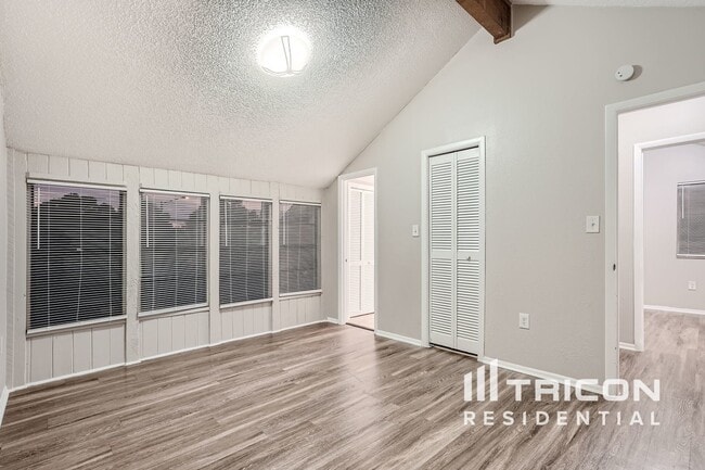 Building Photo - 217 S Shadow Bay Dr