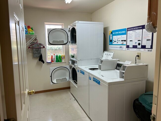 Building Photo - 1005 Valley View Ln