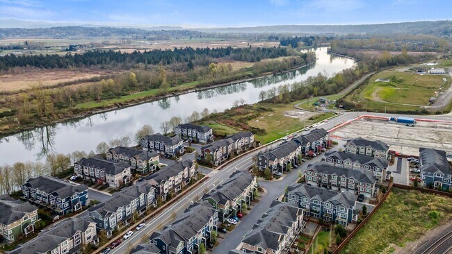 Building Photo - Spaciously Modern Tri Level Townhome for Rent in North Everett