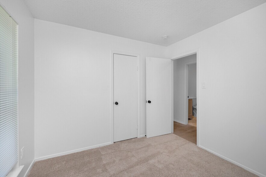 Building Photo - 5340 Lakeview Cv