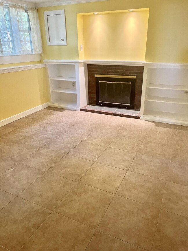 Building Photo - 385 Hartford Ave