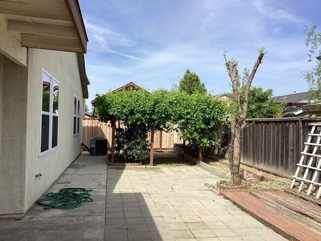 Building Photo - 5162 W Home Ave