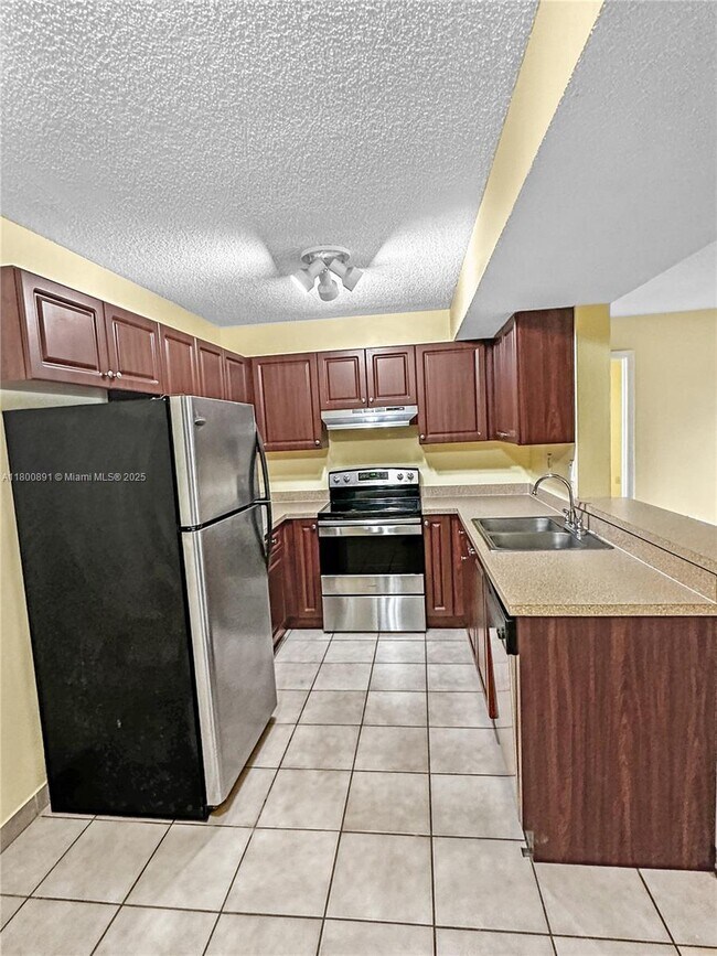 Building Photo - 250 Palm Cir W