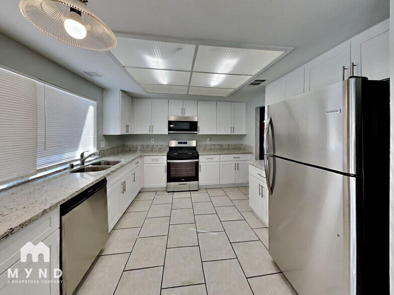 Building Photo - 2001 Verdinal Dr