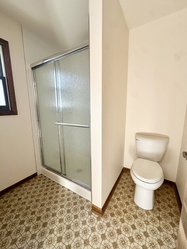 Building Photo - "Spacious 4-Bedroom Retreat with 2.5 Baths...