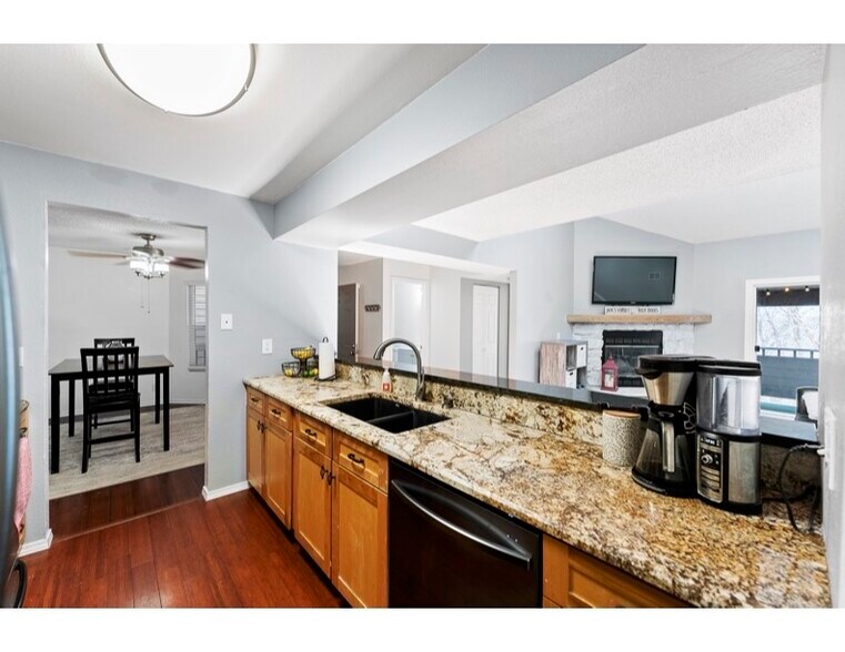 Building Photo - 12024 W Cross Dr