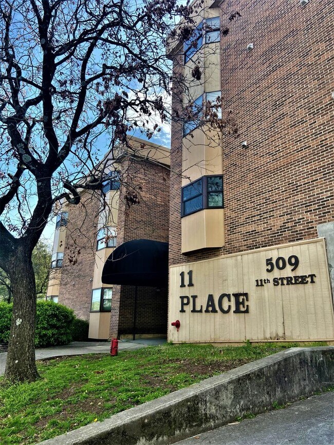 Building Photo - Beautifully Updated 3 bedroom/2 bath - 11th Place Condominiums Unit #2003 Available August 2026 $...