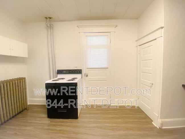 Building Photo - 322 N Hart St