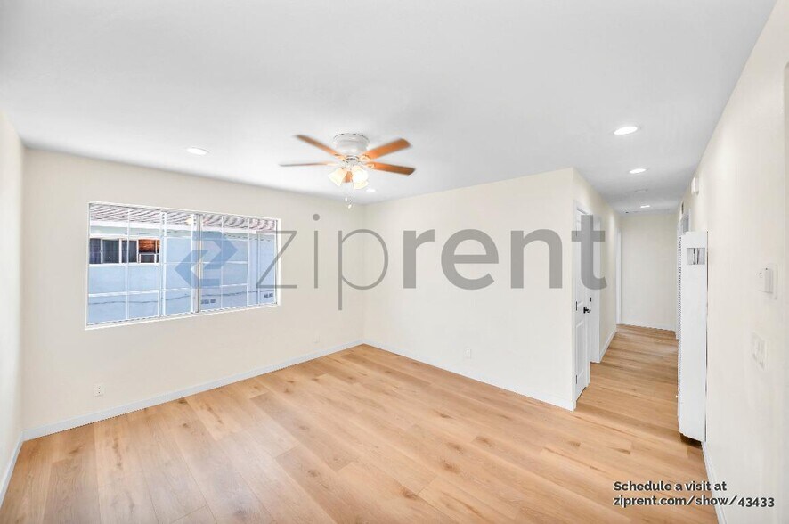 Building Photo - 850 W 80th St