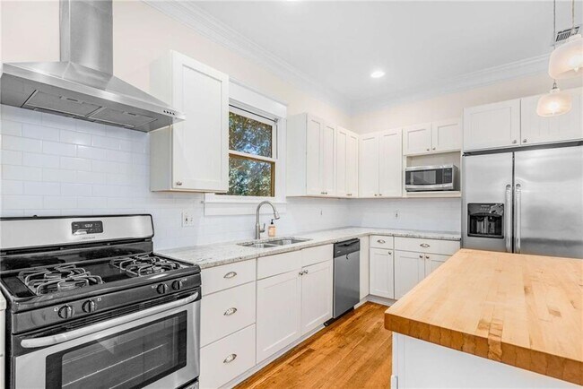 Building Photo - 288 Augusta Ave SE