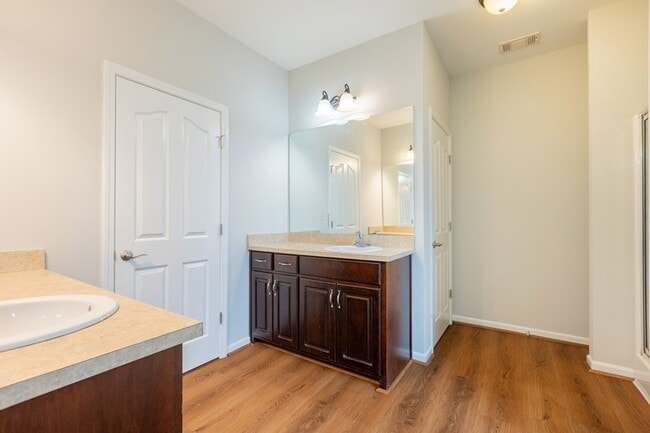 Building Photo - 4525 Village Ct