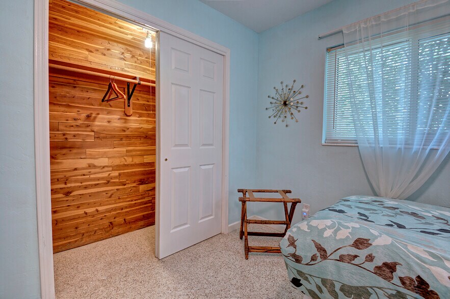 Bedroom 2 Closet - 3605 Iroquois Ave