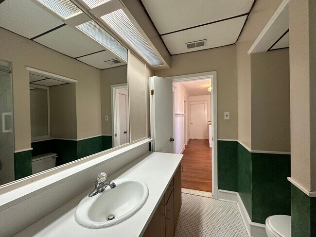Building Photo - Charming 3 Bedroom/1.5 Bathroom Home in Ha...