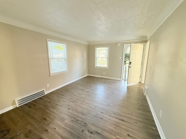 Building Photo - This beautifully updated 3-bedroom, 1-bath...