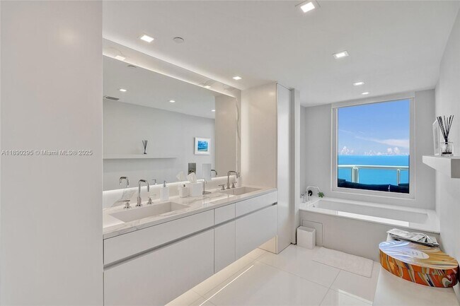Building Photo - 17875 Collins Ave
