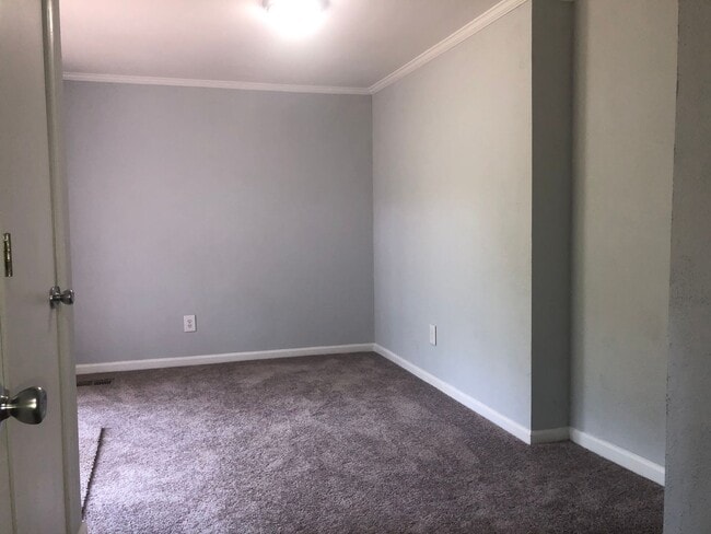 Building Photo - Updated Brick Ranch Conveniently Located