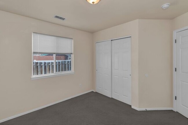 Building Photo - 3 Bed 2 Bath Townhome