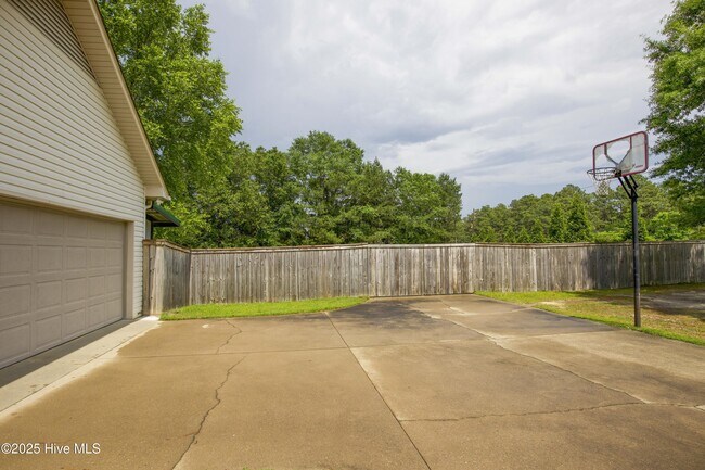 Building Photo - 102 Willow Creek Ln