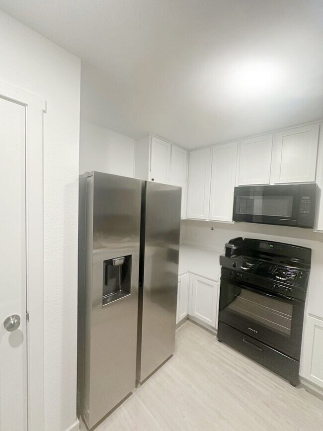 Building Photo - Stunning 3 Bed 2 Bath home for Rent