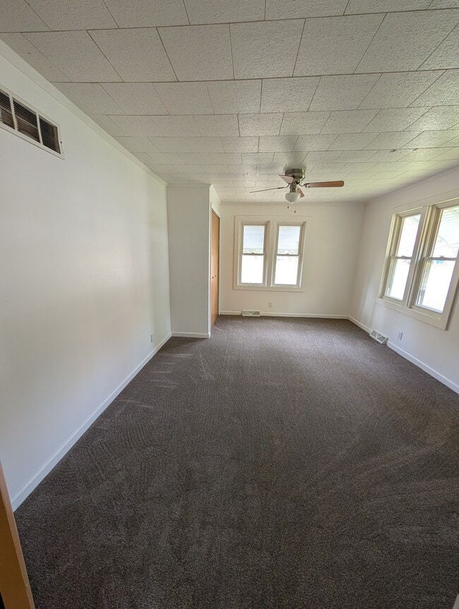 Building Photo - 415 S Silverleaf St