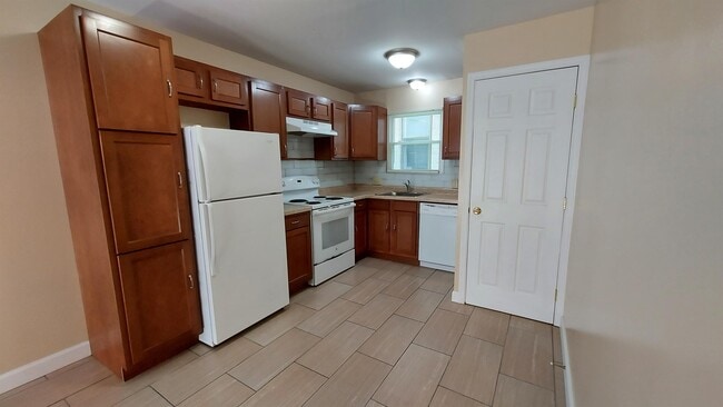 Building Photo - 66 E Norwich Ave