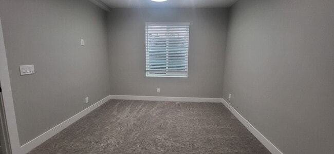 Building Photo - 393 S Cor Vw Dr