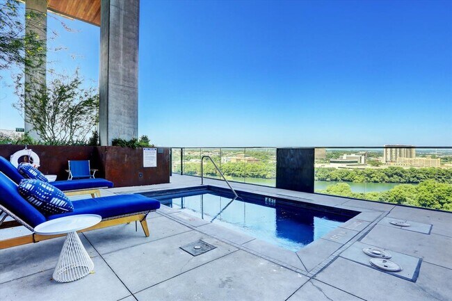 Building Photo - 70 Rainey St