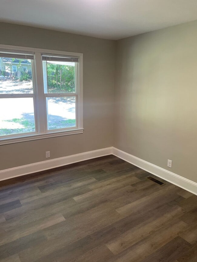 Building Photo - 2420 Ivy Ave
