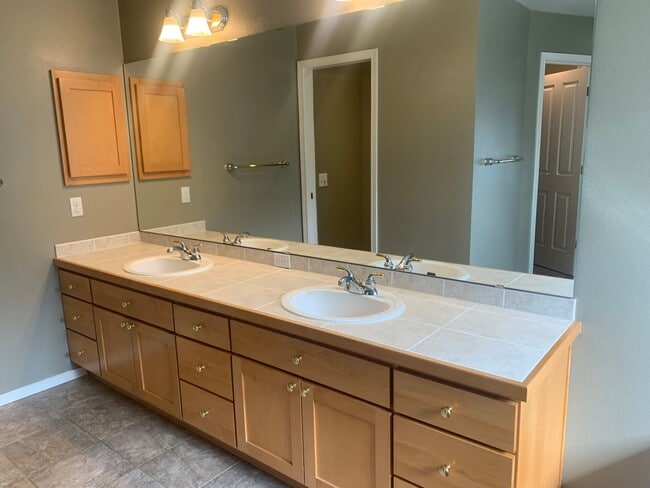 Building Photo - Incredibly maintained home in highly desirable Woodbrook! 4 bed, 3 bath + den! A MUST SEE!