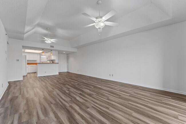 Building Photo - 700 Uno Lago Dr