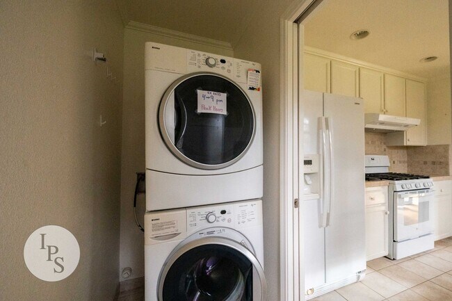 Building Photo - Beautiful Old Fig Home, 3BR/1BA, Huge Lot!...