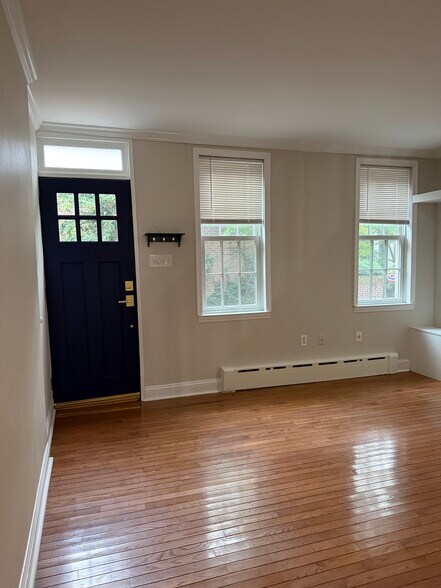 Building Photo - 417 S Croskey St