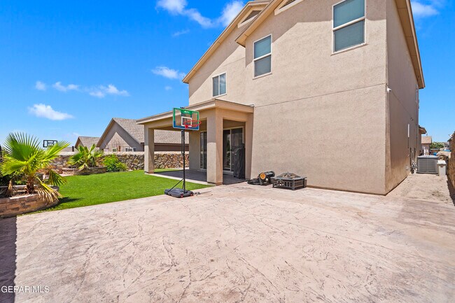 Building Photo - 212 S Manzanita Dr