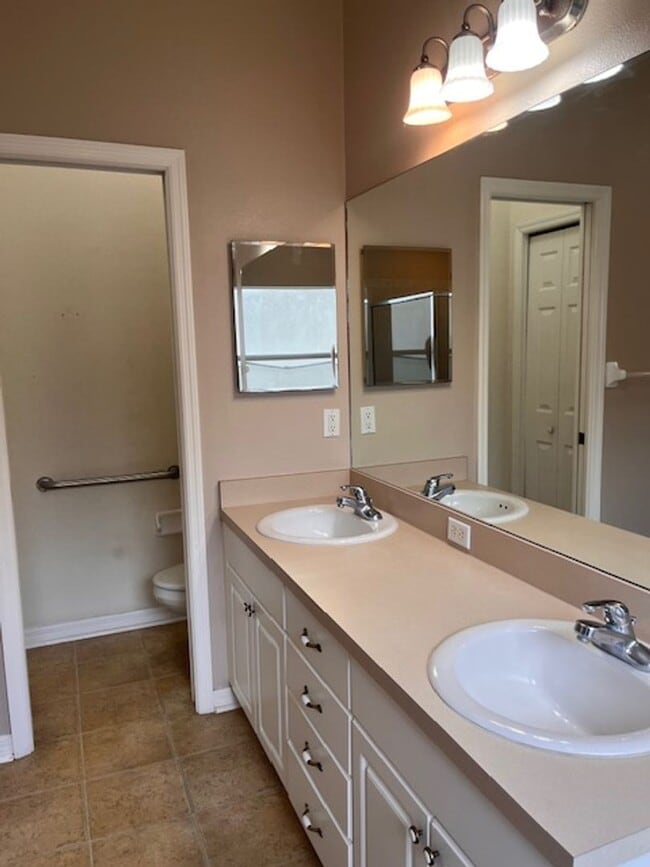 Building Photo - 3 Bedroom 2 Bath