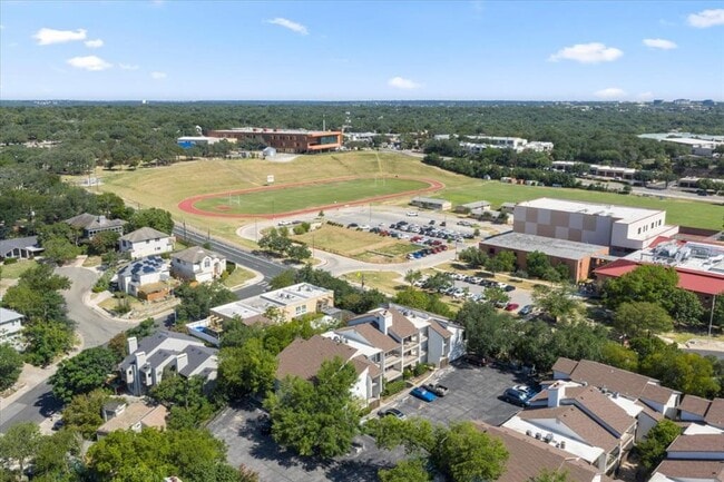 Building Photo - 6910 Hart Ln