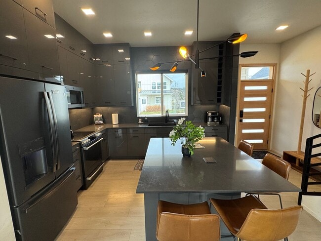 Building Photo - Chic, Fully-Furnished 3 Bed / 2.5 Bath Rental – Bozeman Convenience & Modern Comfort