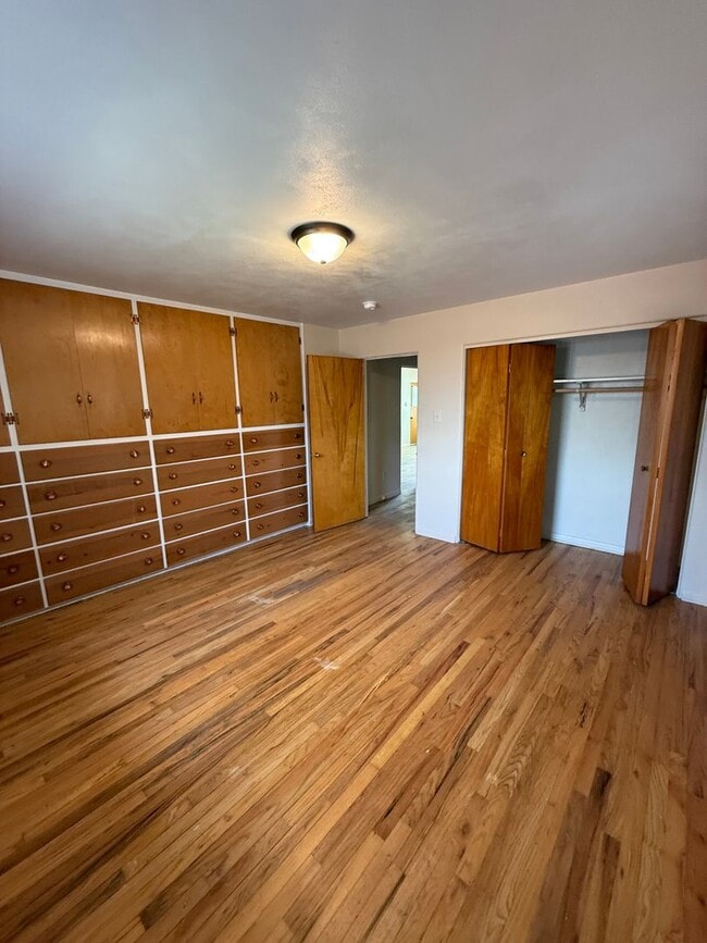 Building Photo - 542 E 6th Ave