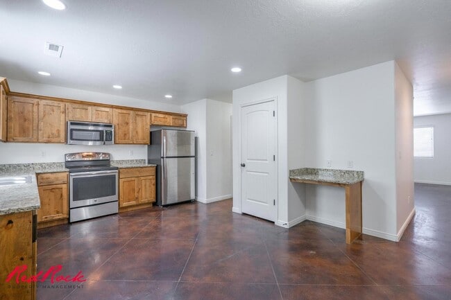 Building Photo - DOG-FRIENDLY 3 Bedroom Townhome with INTERNET INCLUDED!