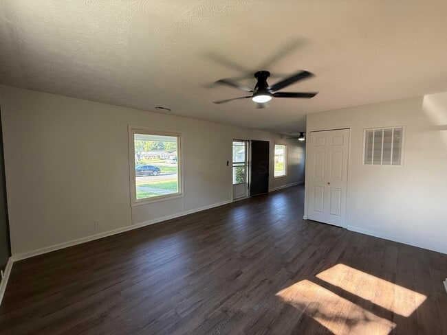 Building Photo - 100 Valley View Dr