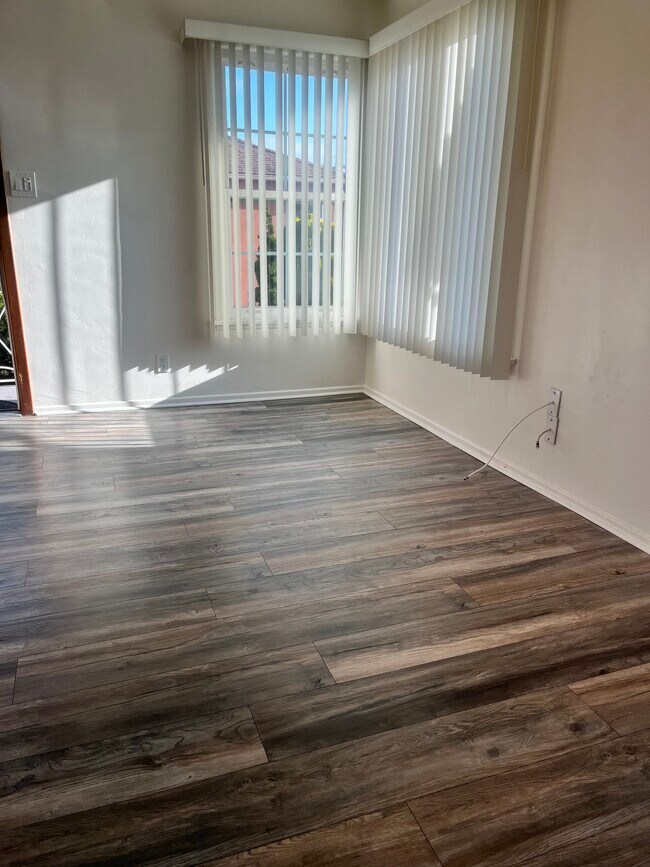 Building Photo - 520 S Inglewood Ave