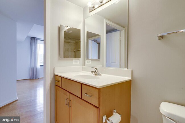 Building Photo - 2220 Fairfax Dr