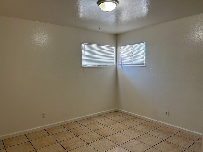 Building Photo - Gardella Duplex-824