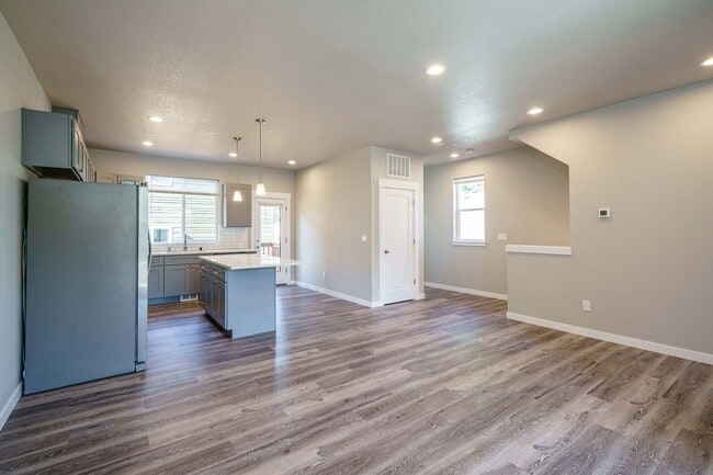 Building Photo - Move In Ready 3 Bedroom 2.5 Bathroom - Convenient Camas Location