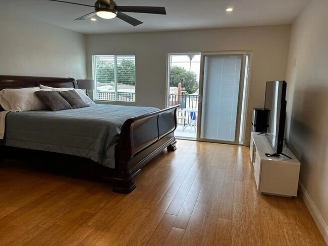 Building Photo - 9228 Ronda Ave