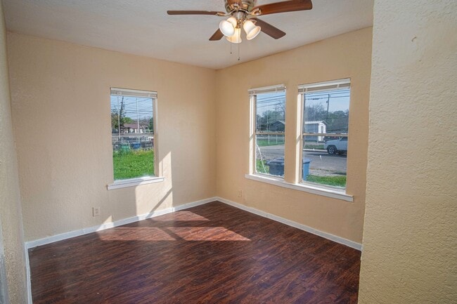 Building Photo - Great Home Near AT&T Center and Downtown!