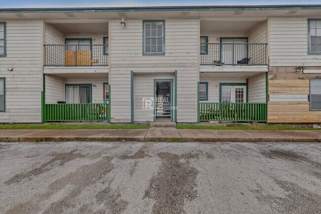 Building Photo - 8024 Cambridge Cir