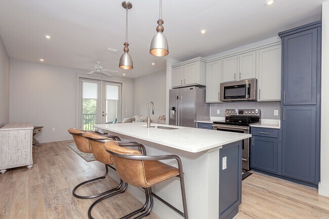 Building Photo - Fully furnished luxurious waterfront condo at The Inlet!