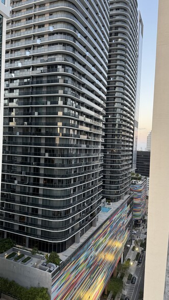 Building Photo - 999 SW 1st Ave